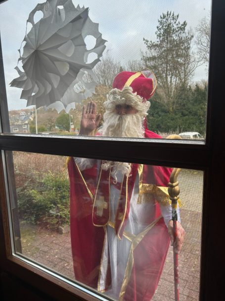 Und nach dem jeder ein Geschenk bekommen hat ist er wieder weiter gezogen. Tschüss Nikolaus hoffentlich bis nächstes Jahr!